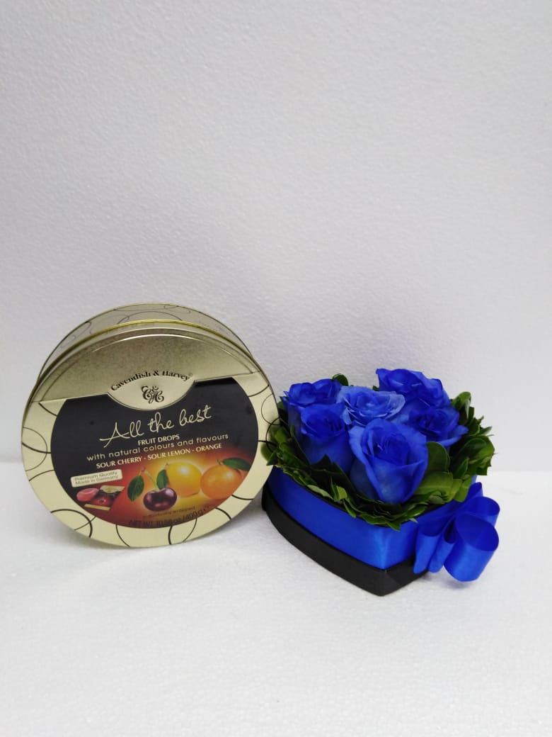 6 Rosas Azules en Caja Corazón y Caramelos Mix de 400 Gramos 